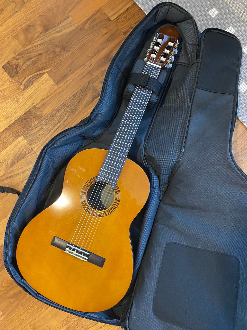 Yamaha kitara ja laukku