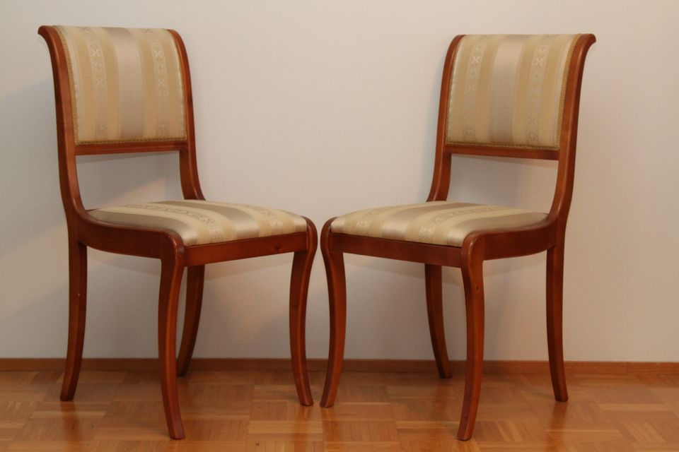 Kaksi päällystettyä anttiikkista tuolia
