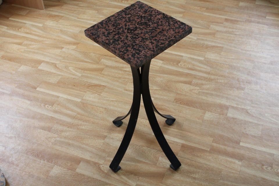 Graniittinen kukka/koristepöytä 2kpl