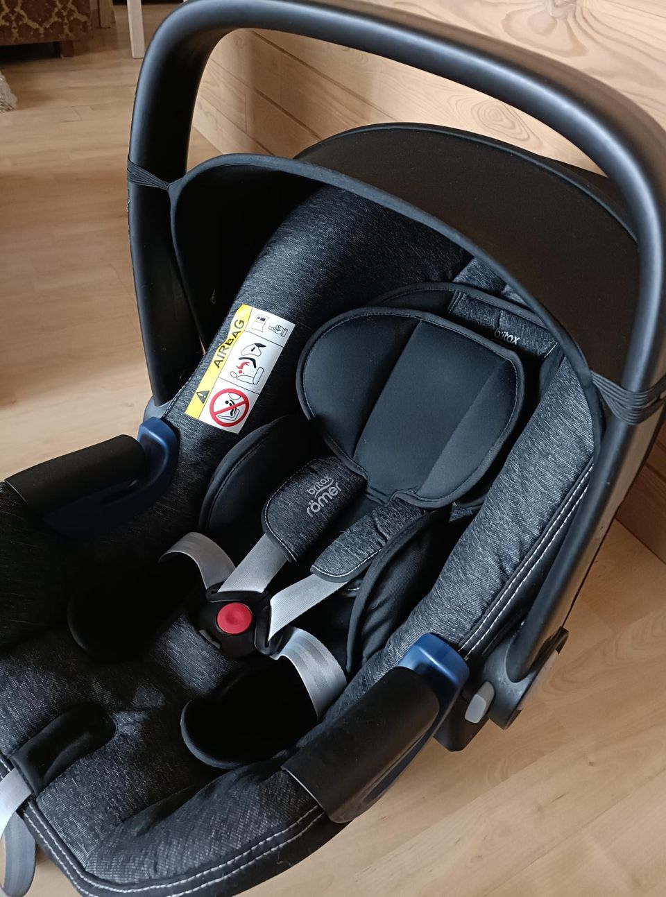 Britax Römer Baby-Safe 2 i-size ja Flex Base-telakka