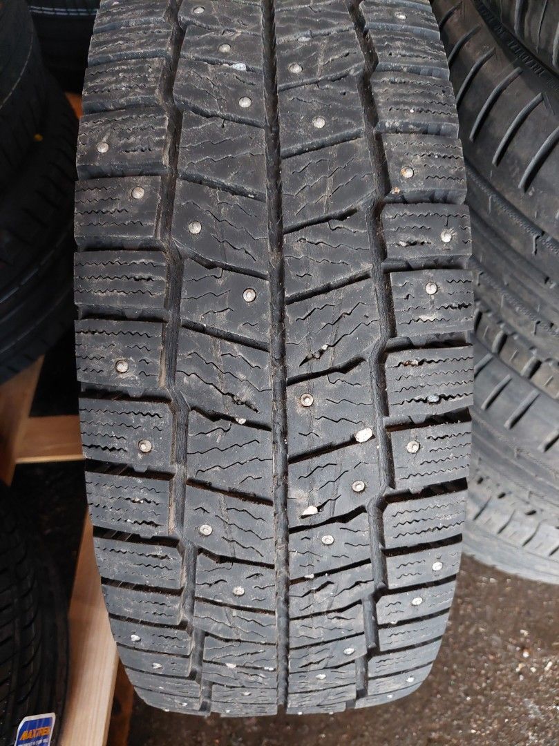 Continental 225/70R15C nastarengas