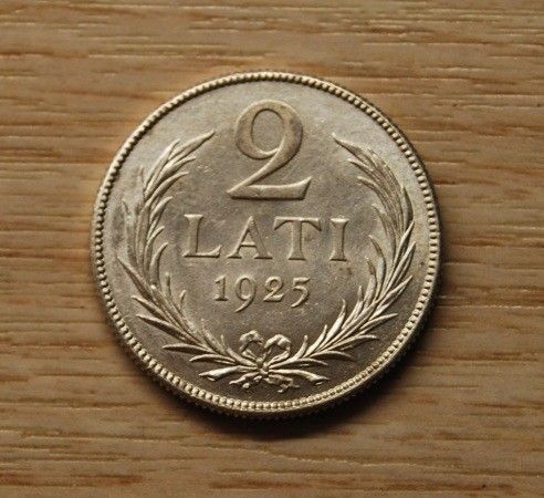 Latvia ,2 Lati 1925 Hopeaa