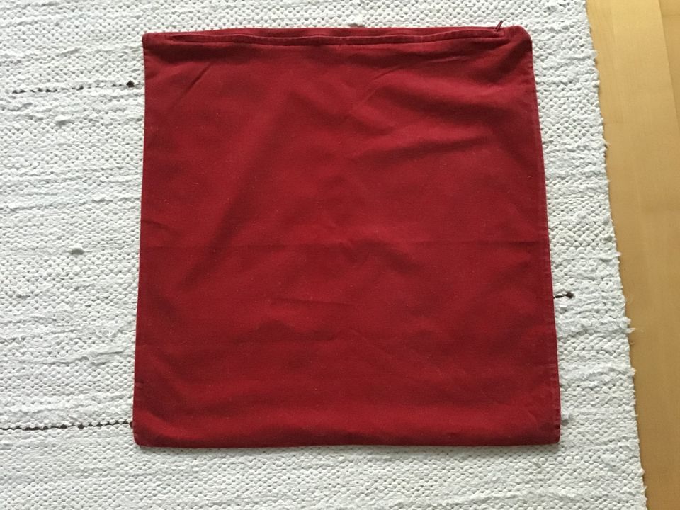 Punainen Koristetyynynpäällinen ( 46 x 48 cm )