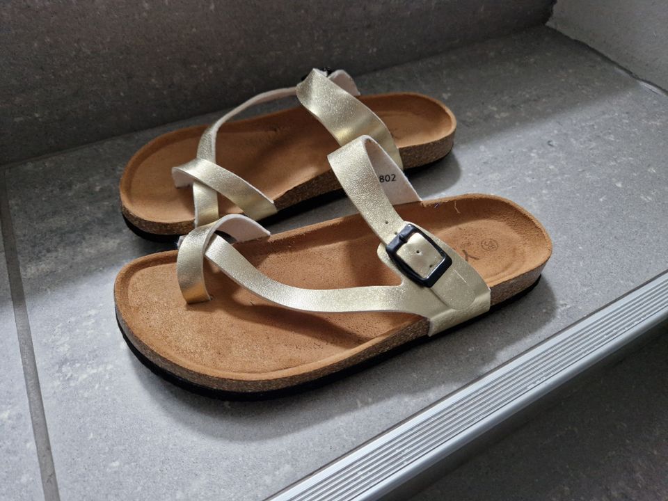 Uudet kultaiset sandaalit 38