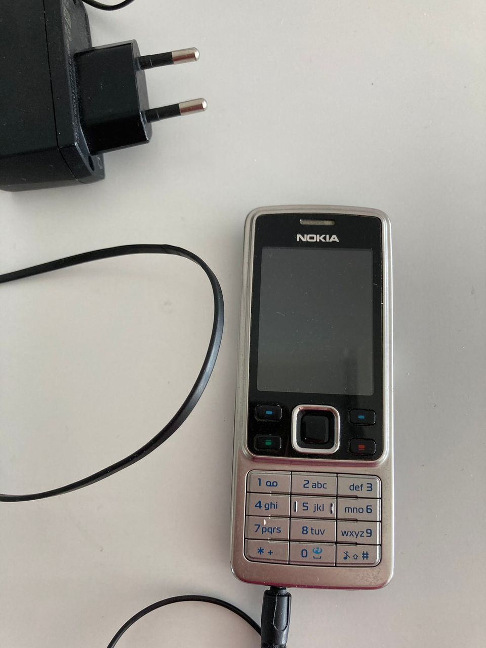 Nokia-puhelin + latausjohto (musta/hopea)