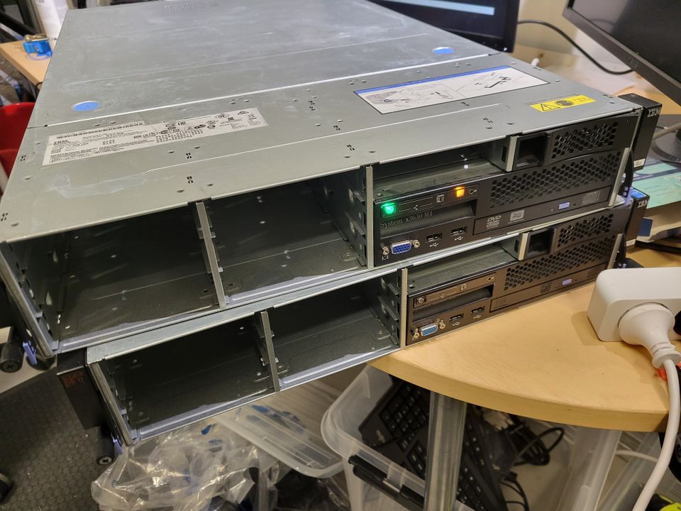 IBM System x3630 M4 palvelin  2kpl
