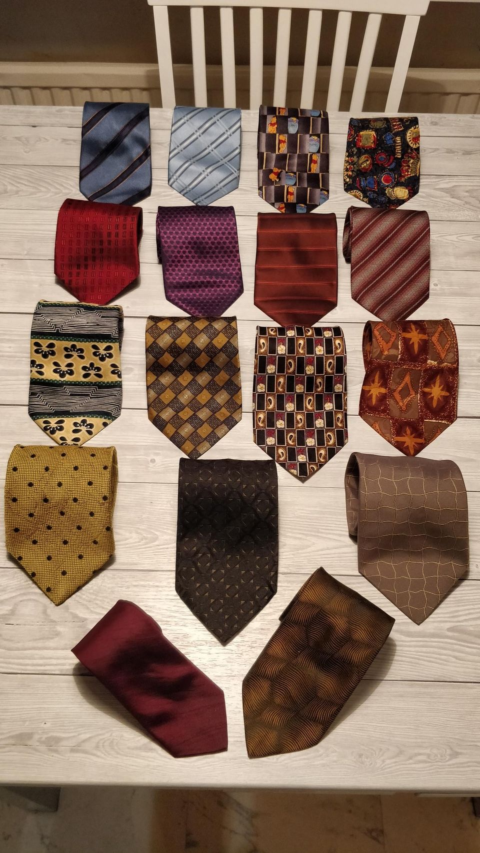 Polyesteri ja silkki kravatteja