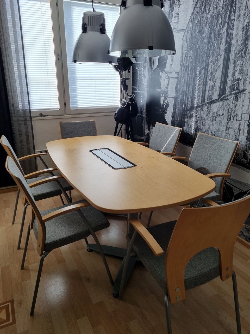 Kinnarps neuvottelupöytä ja 6 tuolia