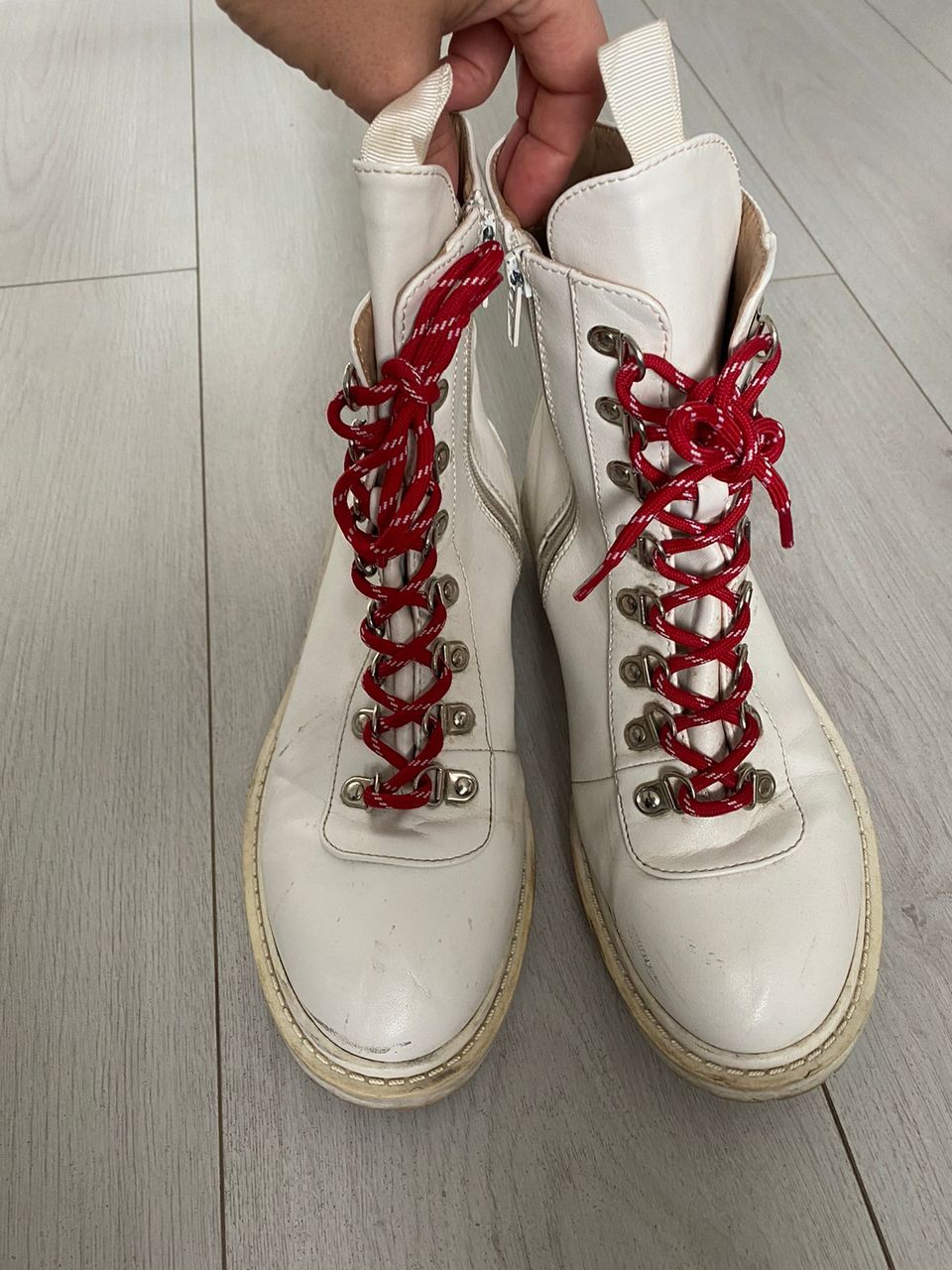 Valkoiset maiharimaiset kengät punaisilla nauhoilla