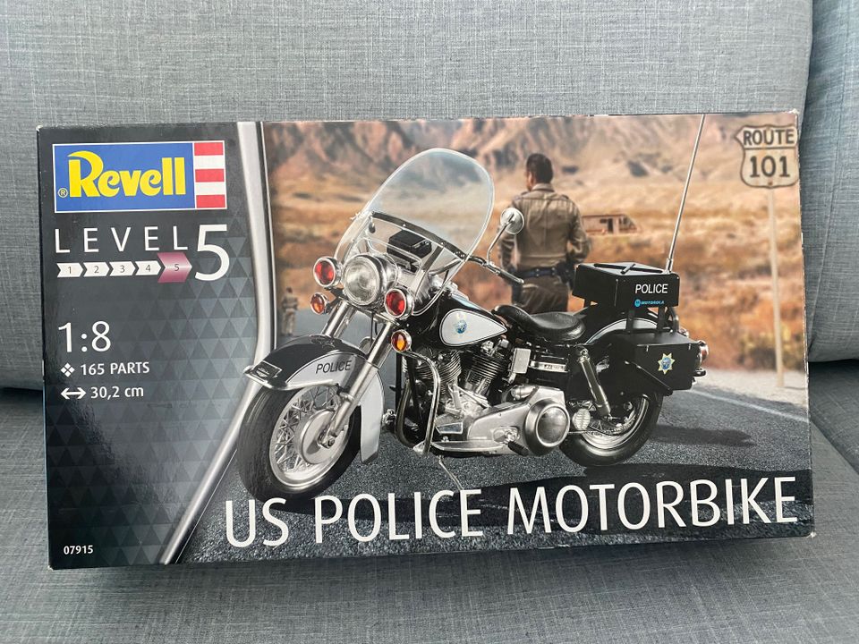 Harley-Davidson US Police Motorbike Revell 1:8