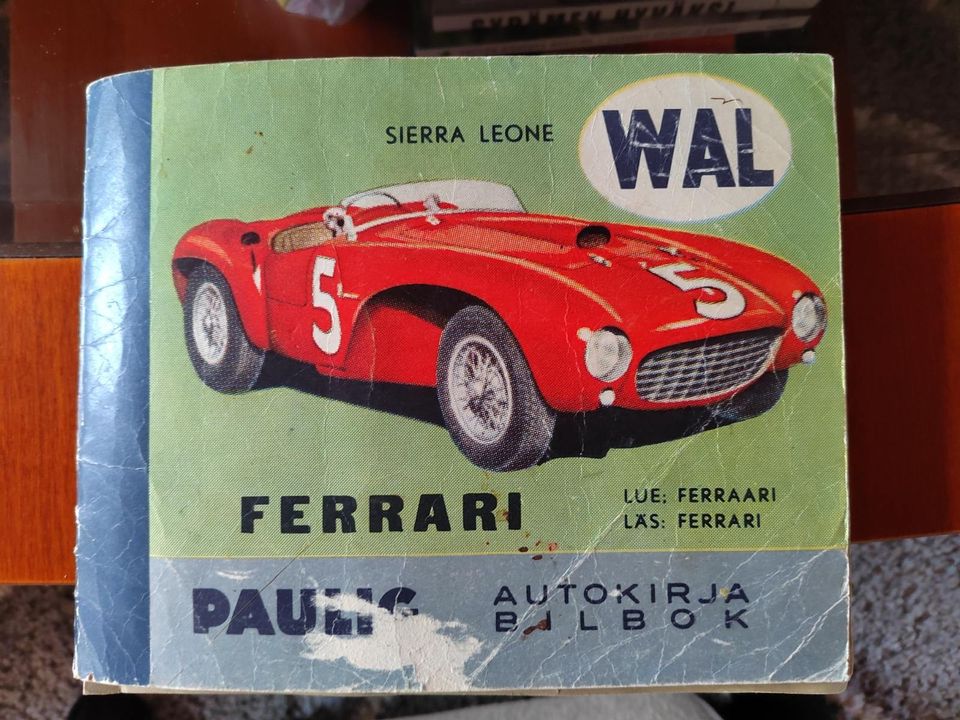 Paulingin Ferrarin kannella oleva Autokirja, sisältäen 197 kuvaa.