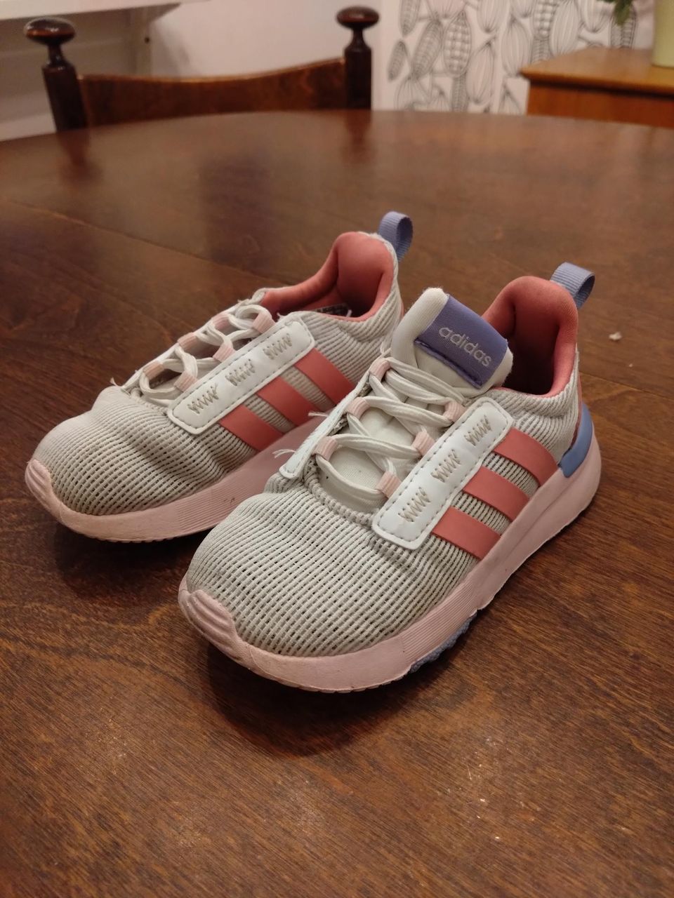 Adidas lenkkarit 25