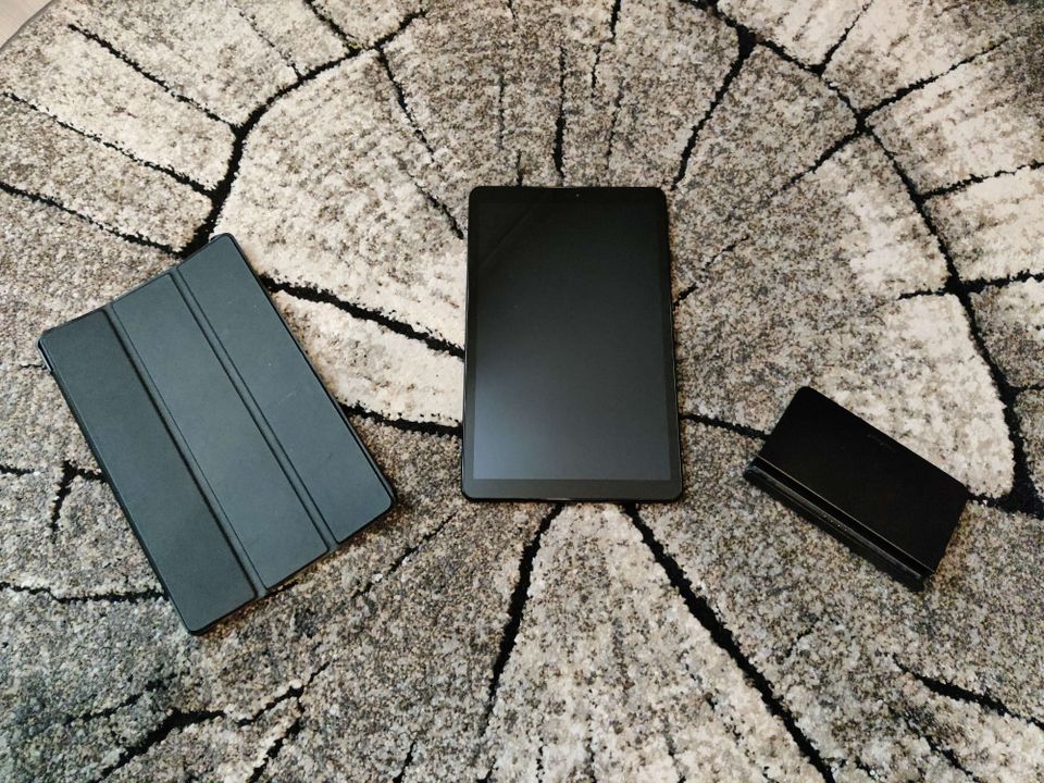 Samsung Galaxy Tab A (10,5") tabletti, lataustelakka ja suojakuori
