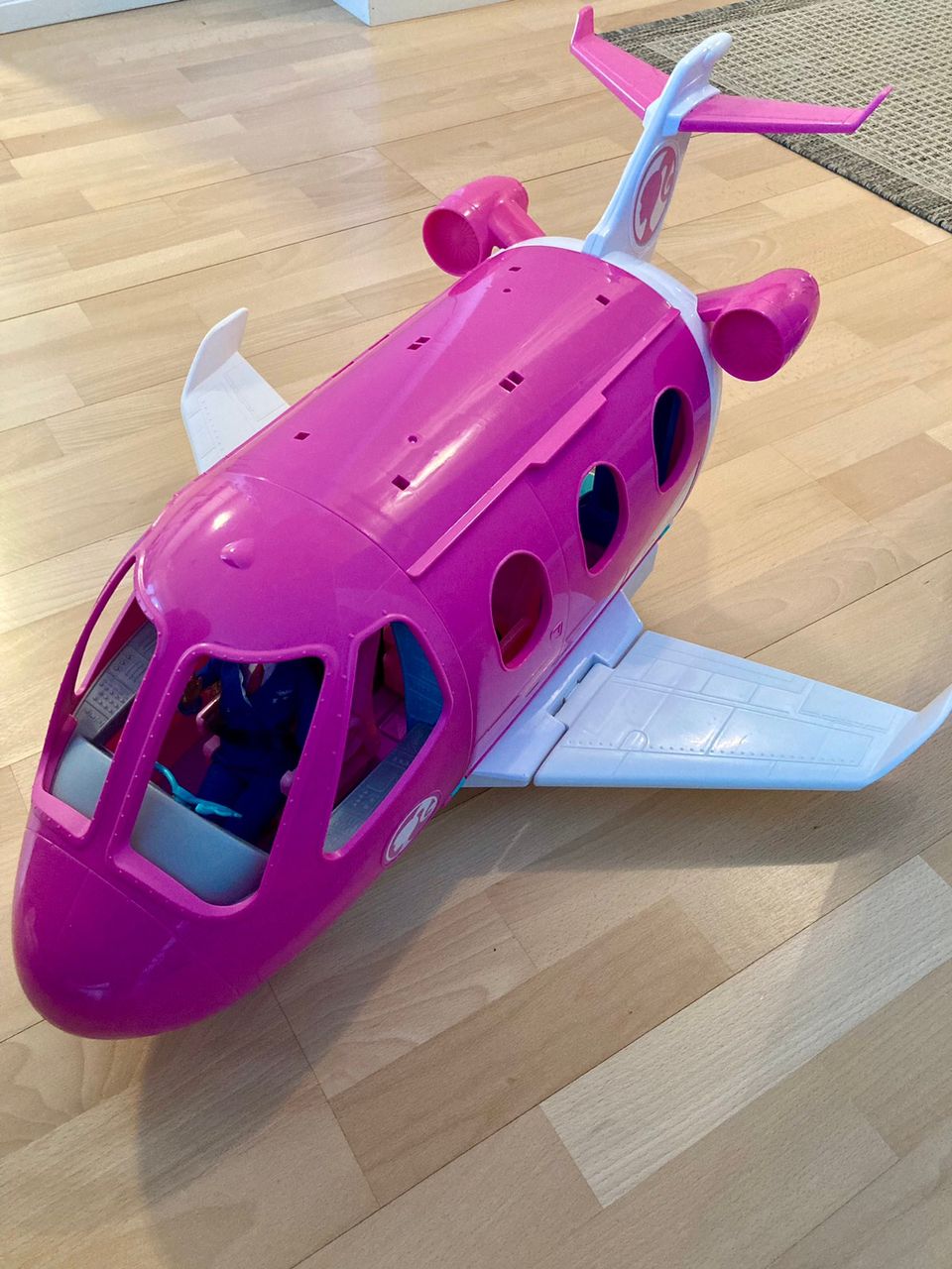 Barbie Dream Plane lentokone, lentäjä ja tarvikkeita
