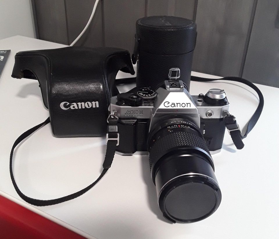 Filmikamera Canon AE1 program ja objektiivi 135mm 1:2.8