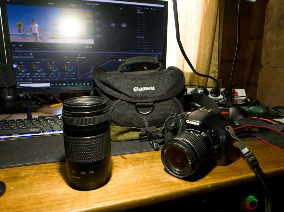 Canon eos 550d, kameralaukku ja kaksi linssillä 75mm-300mm EF-S 18mm-55mm