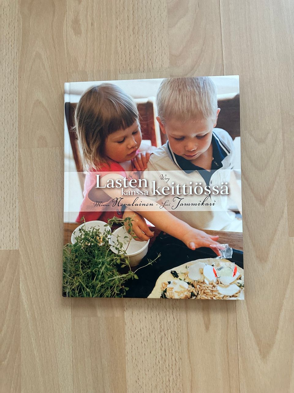 Lasten kanssa keittiössä -kirja