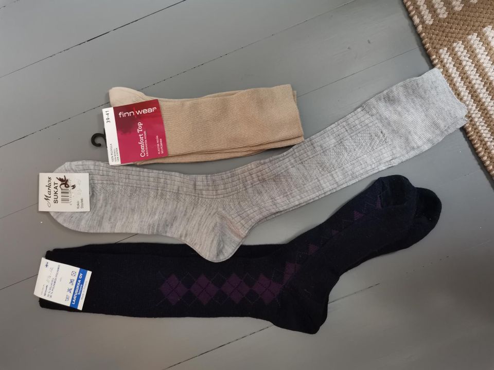 Vanhat avaamattomat pitkävartiset sukat