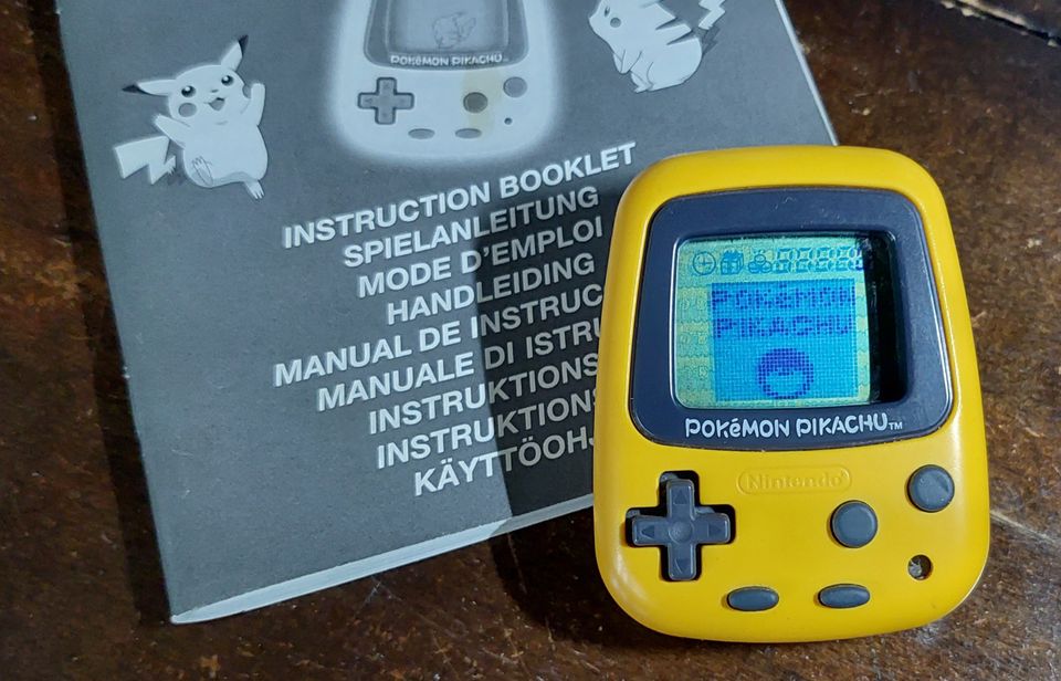 Pocket Pikachu Nintendo Tamagotchi 1998