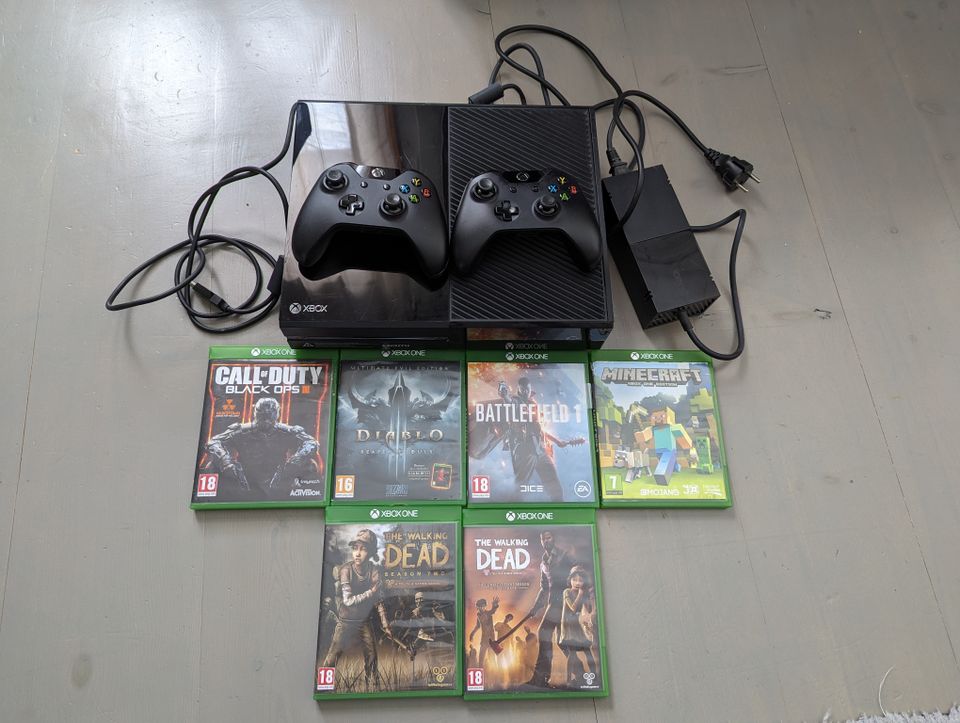 Xbox One 500gb + 2 ohjainta + 6 peliä