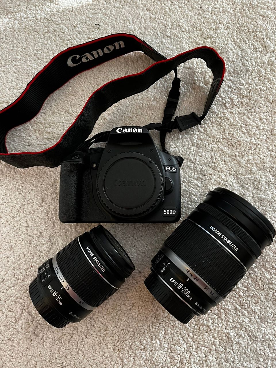 Canon EOS 500D järjestelmäkamera kahdella objekitiivilla