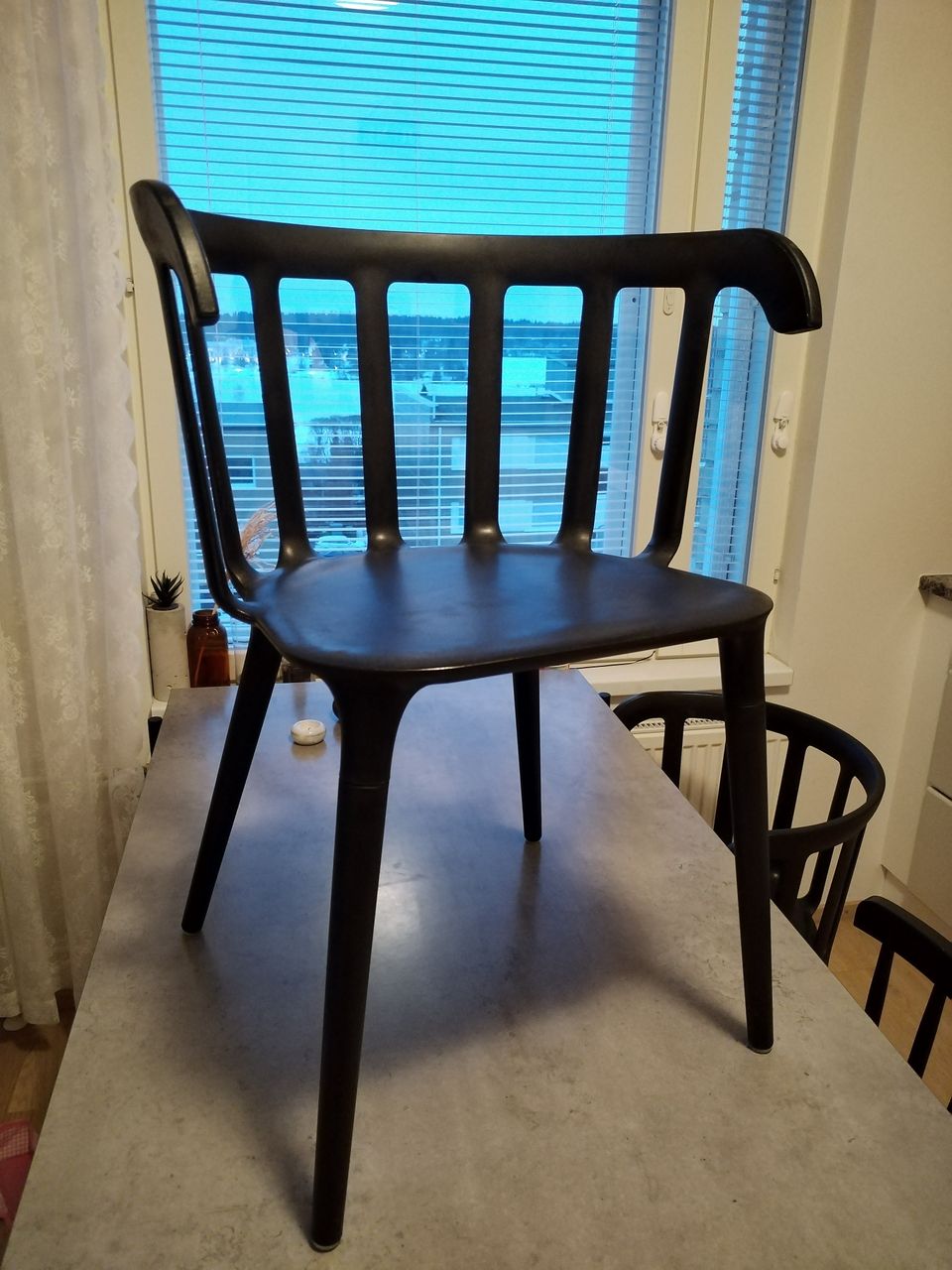 IKEAn mustat tuolit 4kpl