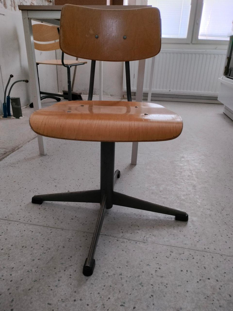 Vintage tuoli vanhalta koululta
