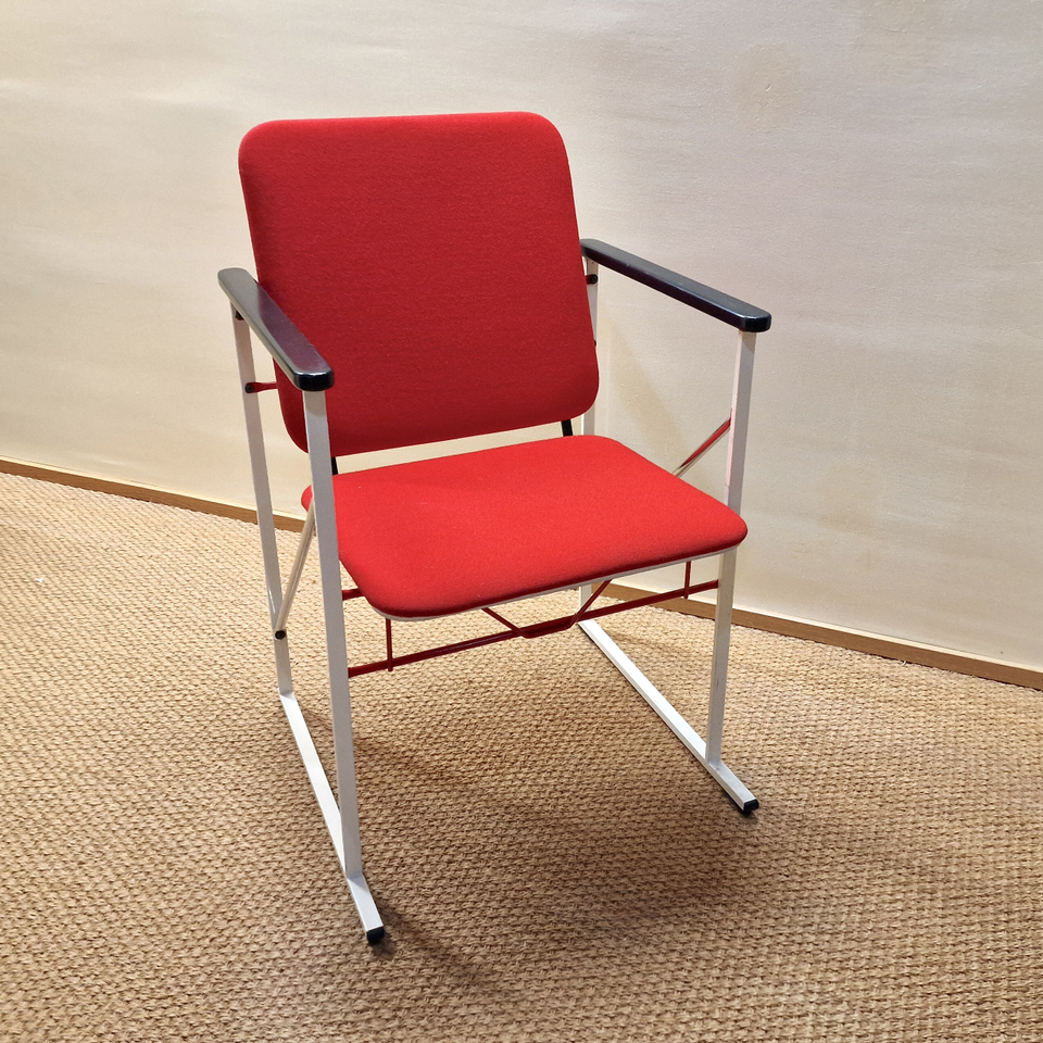 Kukkapuro A502 tuoli kangasverhoilulla