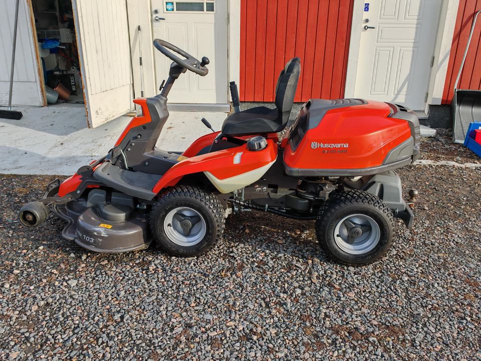 Husqvarna R 216t AWD