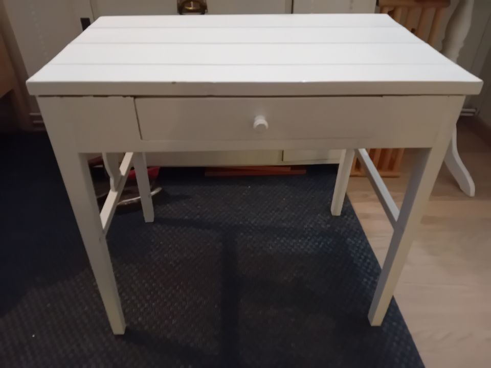 Pieni puinen pöytä