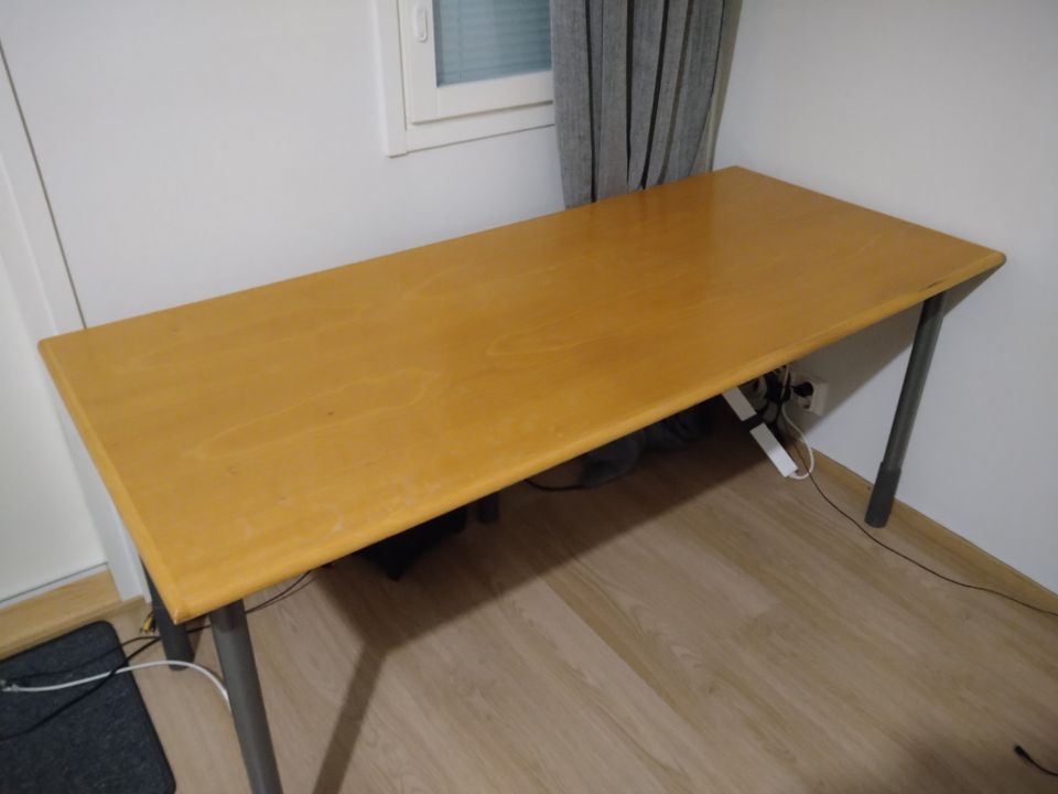 Pöytä 160x70 ja säädettävä korkeus