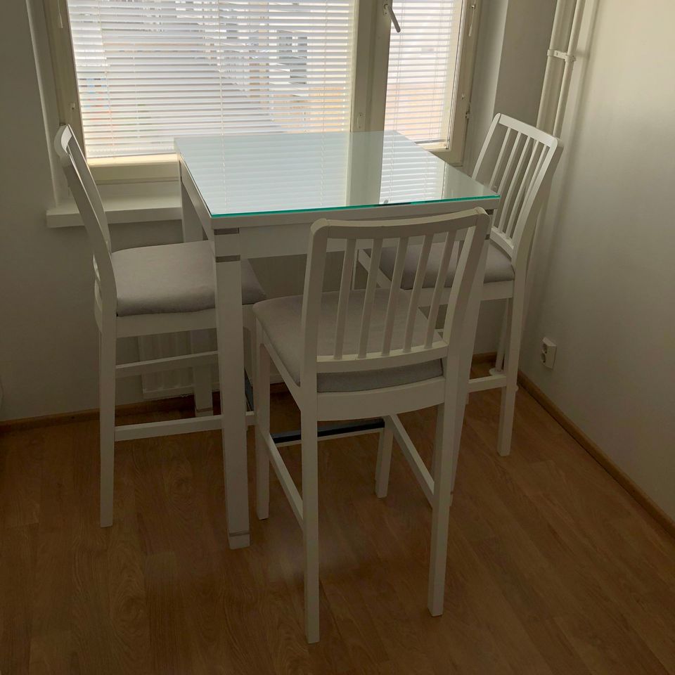 Ruokapöytä ja 3 tuolia