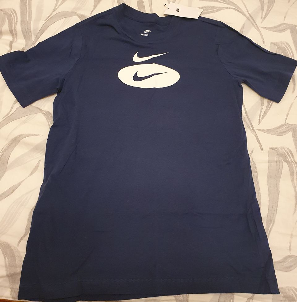 Uusi Nike T-paita koko 158-170cm