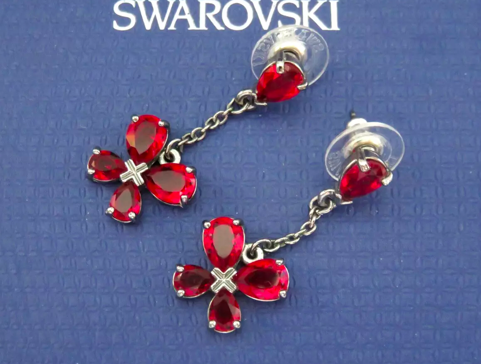 Elegantit Swarovski-perhosilla koristellut korvakorut myynnissä!