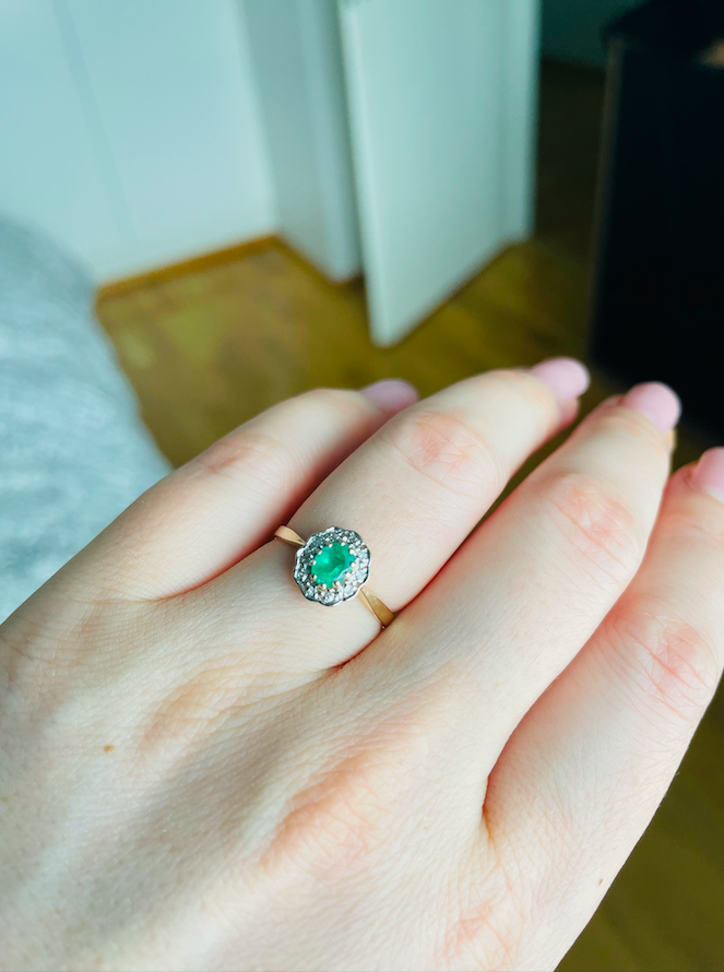 DIANA-tyylinen 585-kultasormus, jossa smaragdi ja 10 timanttia myytävänä!
