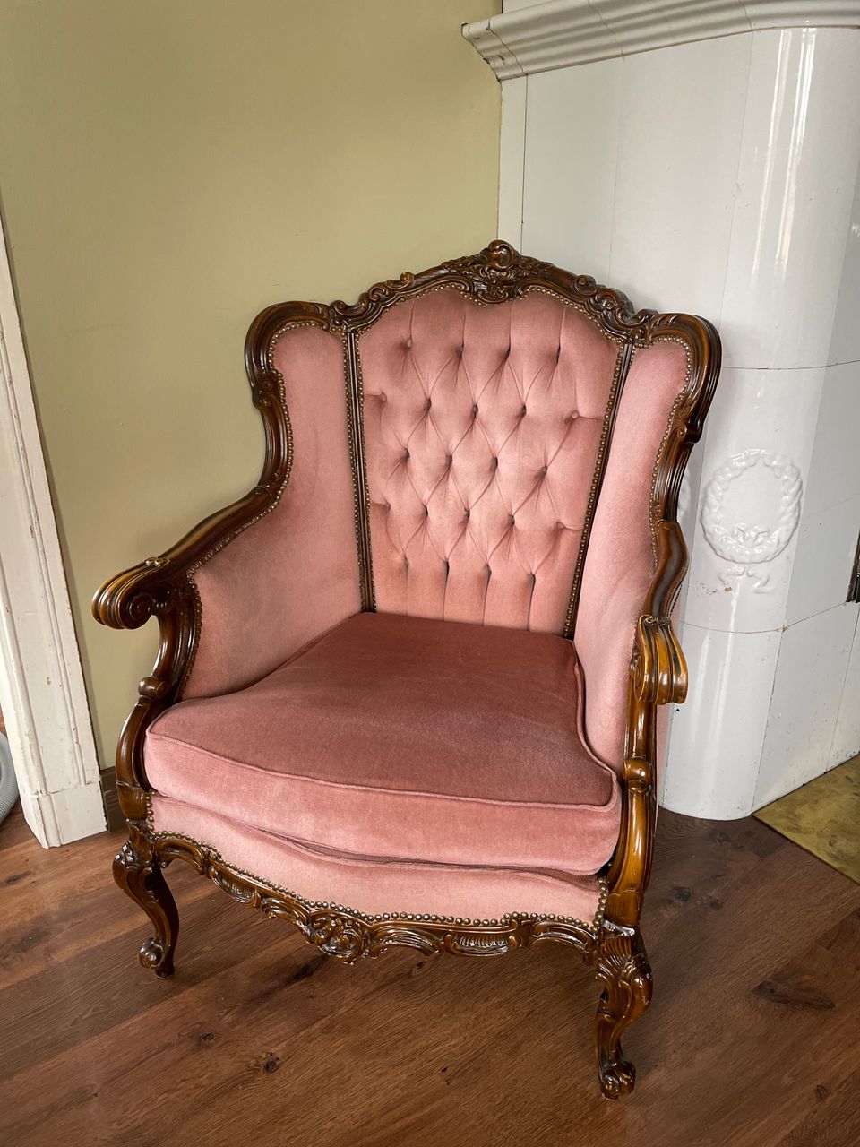 Roosan värinen antiikkinen nojatuoli