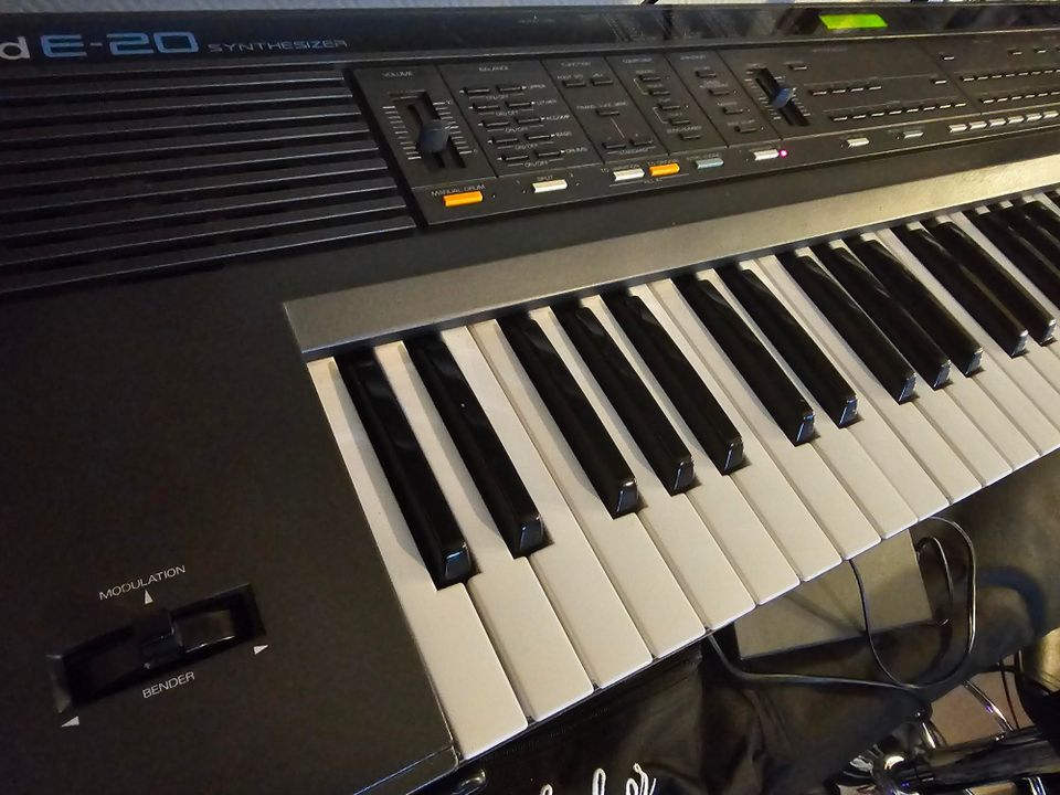 Roland E-20 LA syntetisaattori+arranger komppikone