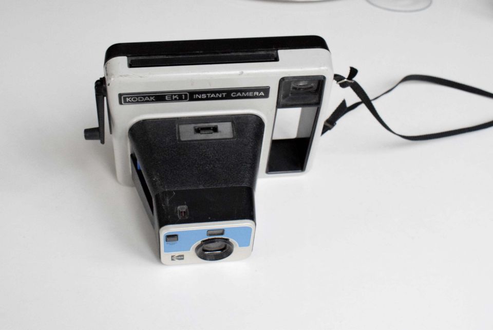 1970-luvun polaroid kamera Kodak "The Handle", sekä lehti