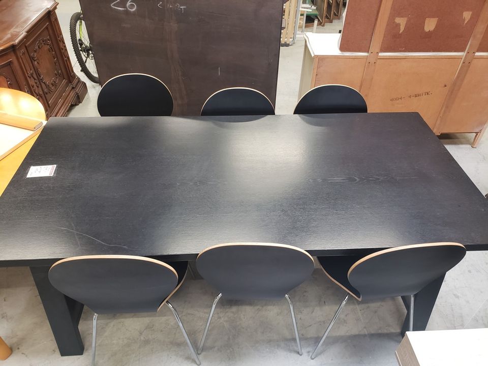 Elegantti mustasta puusta valmistettu keittiön pöytäryhmä kuudella tuolilla