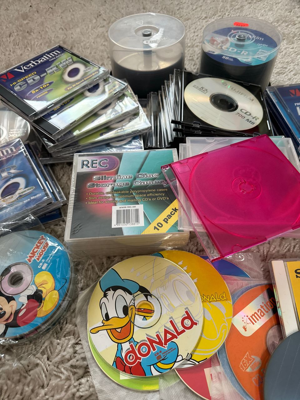 Pinkka poltettavia CD- ja DVD-levyjä ja koteloita