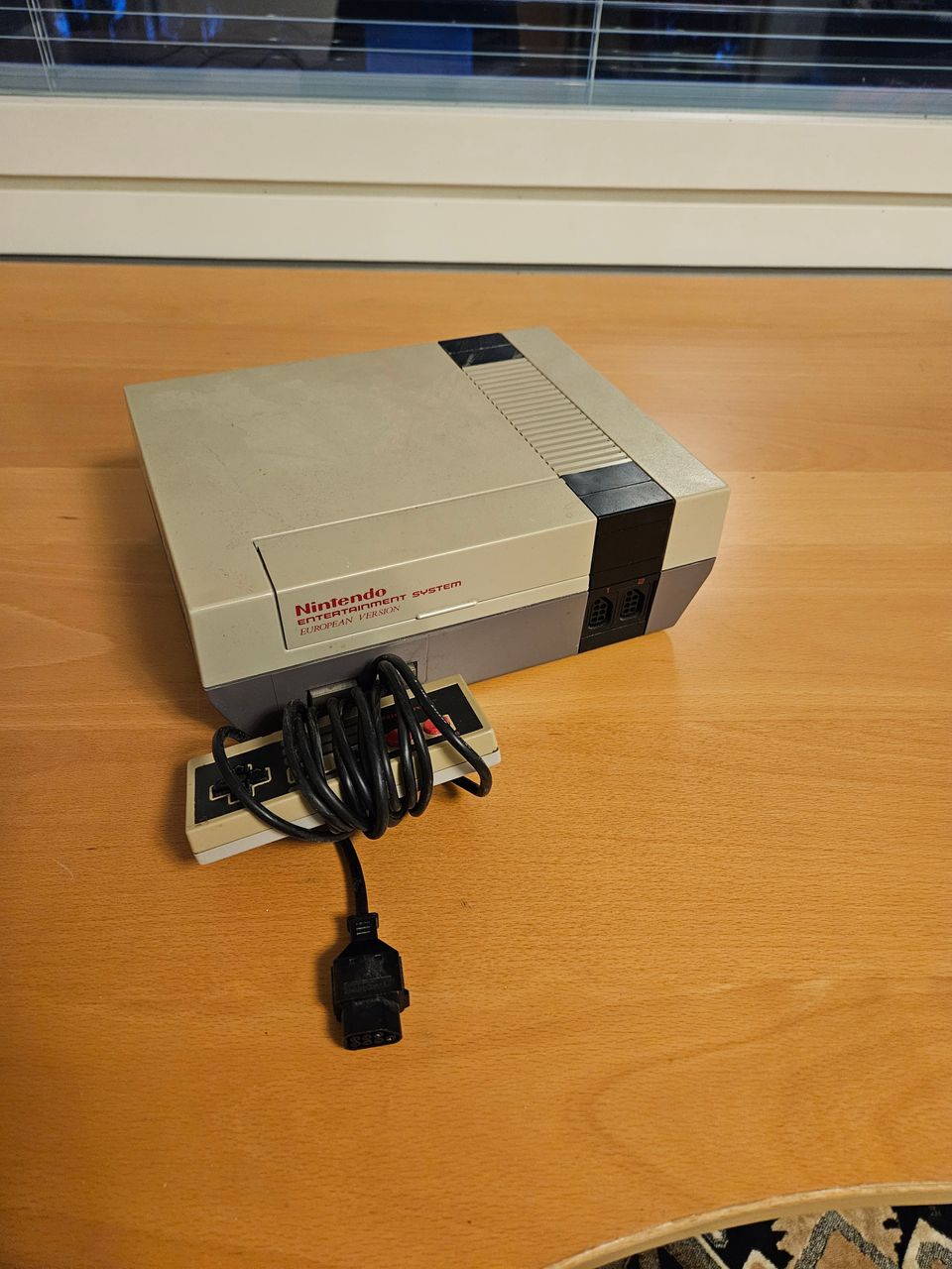 NES konsoli + ohjain