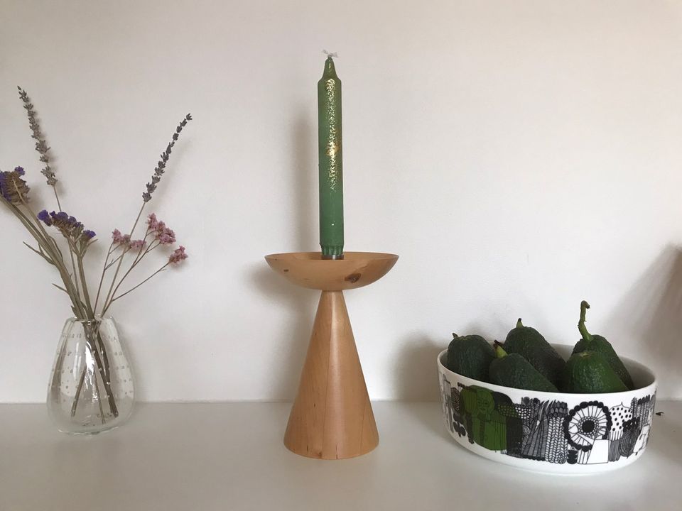 Kaunis puinen kynttilänjalka