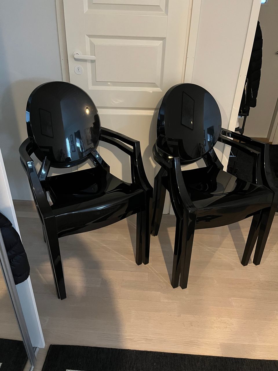 Mustat tuolit