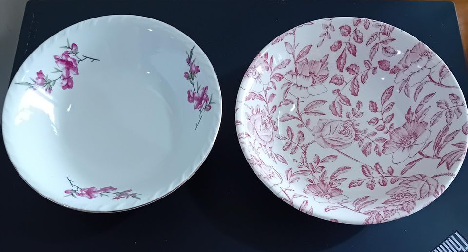 Romanttiset kukkakuvioiset vaaleanpunaisen sävyiset lautaset
