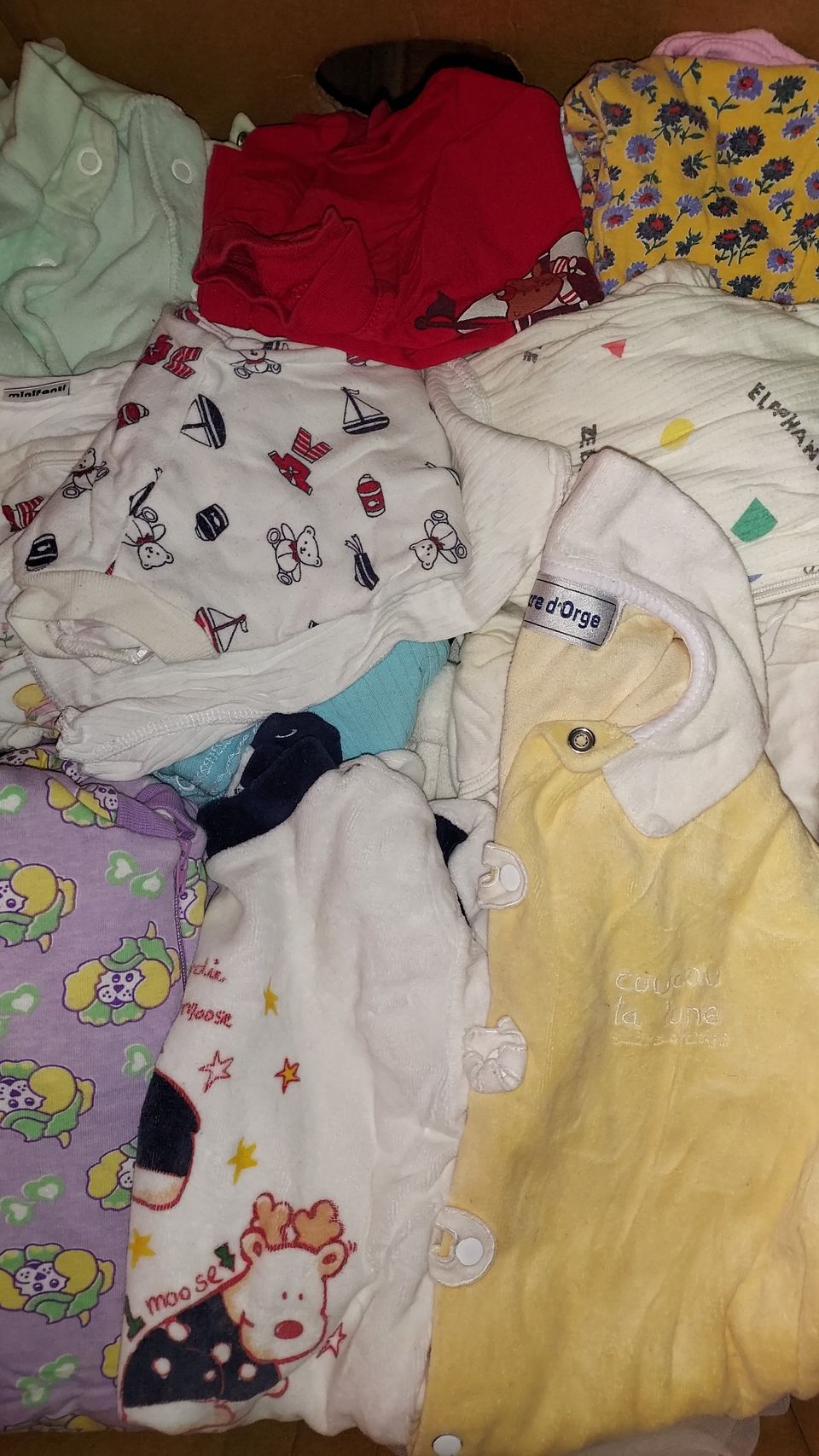 Vauvan vaatteita