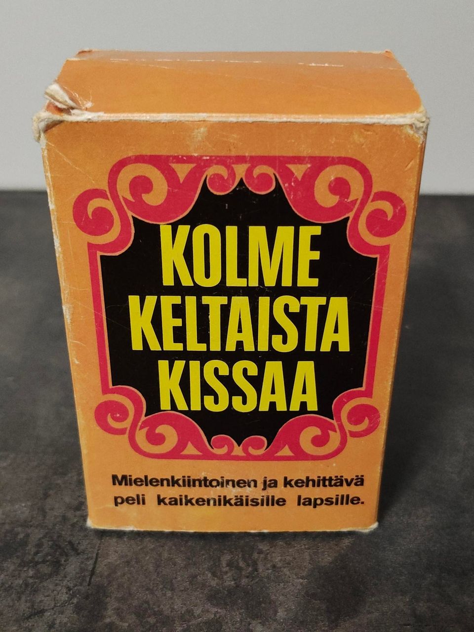 Kolme Keltaista Kissaa korttipeli (retroa)