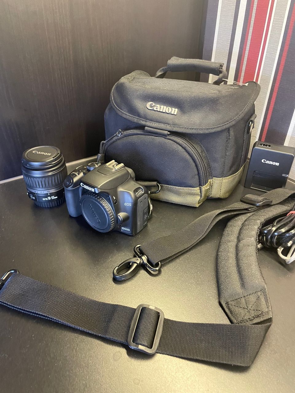 Canon EOS1000D slr järjestelmä kamera 18-55mm
