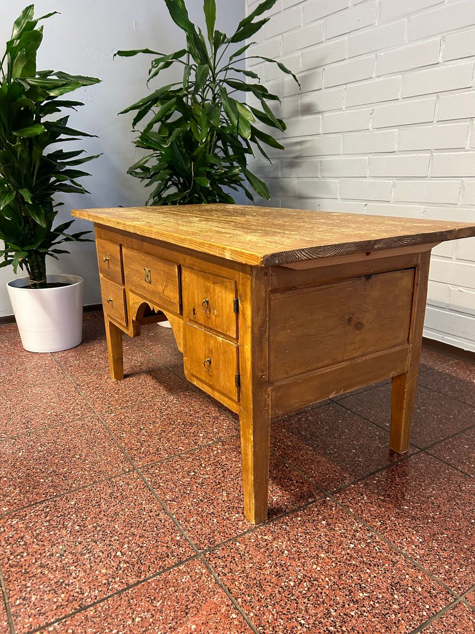 Olohuoneen puinen matala antiikki pöytä. 102 cm x 55 cm, korkeus 56 cm
