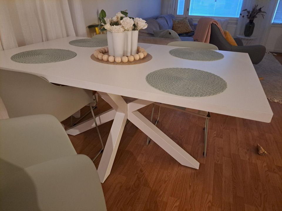 Valkoinen ruokapöytä 160x100cm