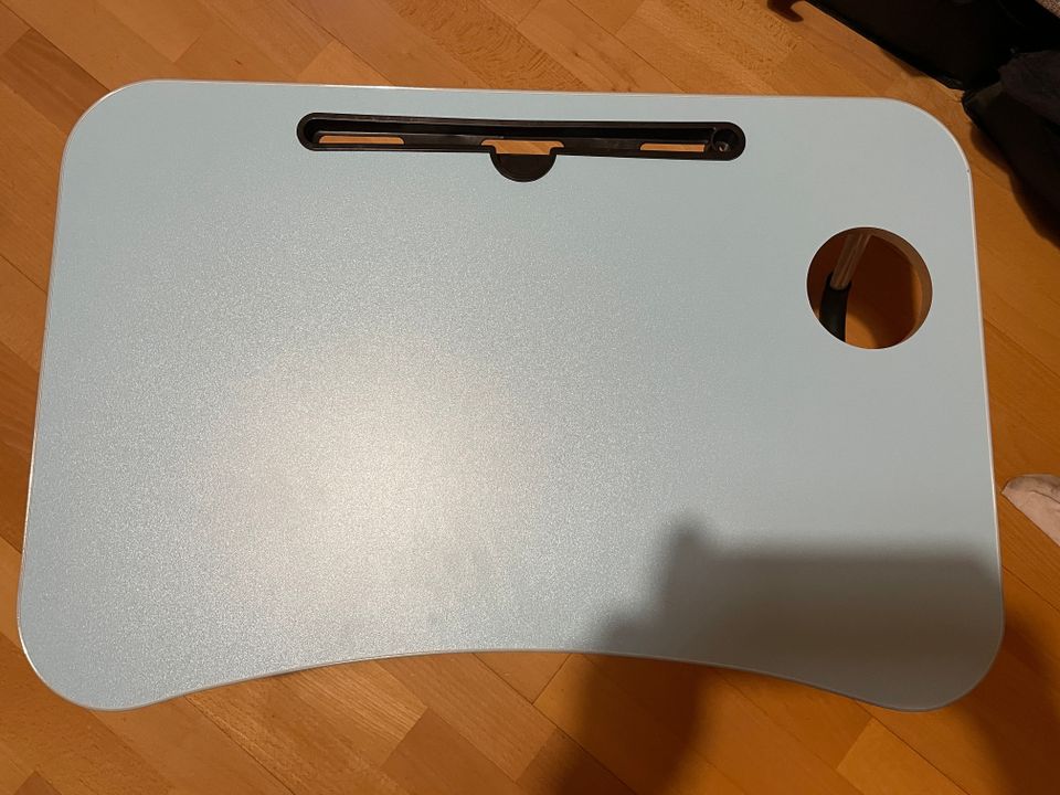Erillinen puinen tietokone / näyttö korokepöytä